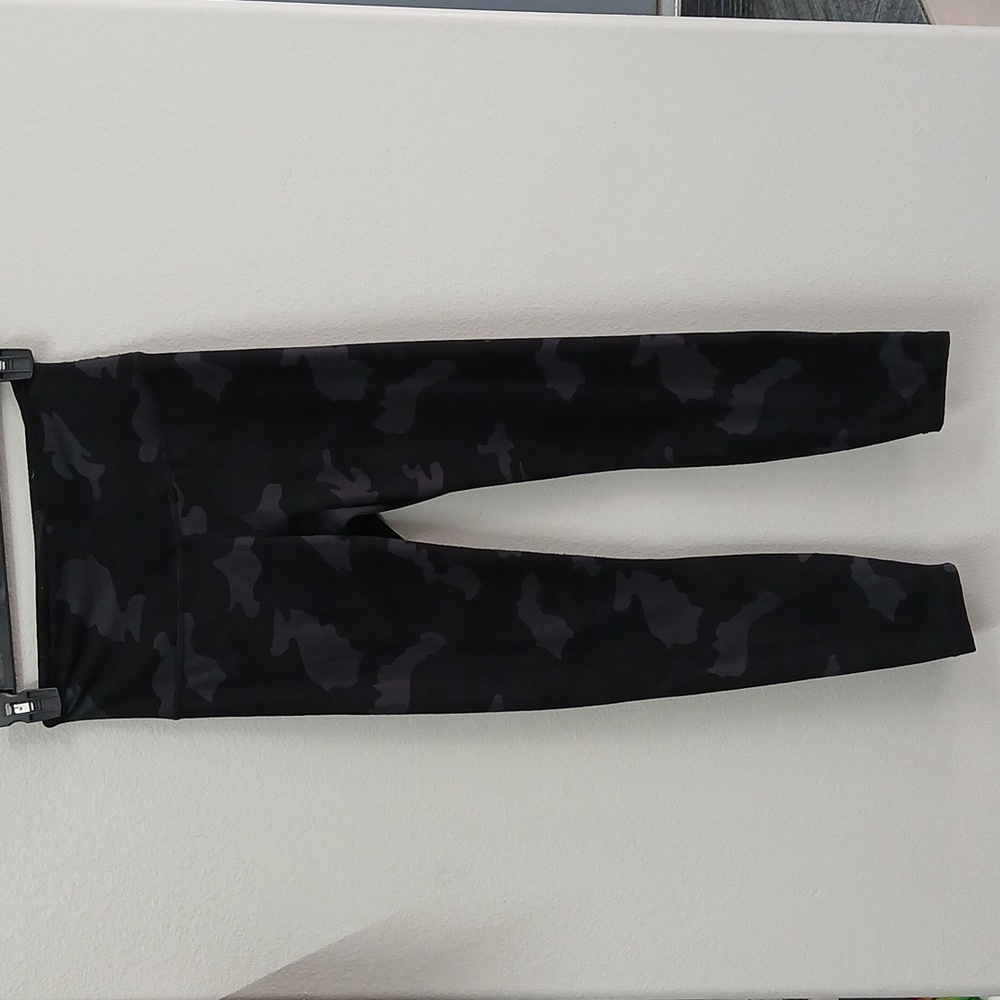 Yogalicious Lux Black Camo Leggings Size Small - Picture 3 of 8